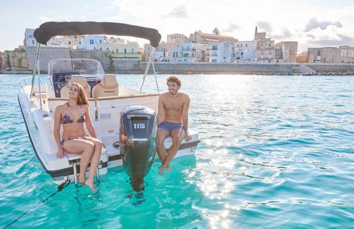 Pareja disfrutando y fondeando en lancha quicksilver 605 open.