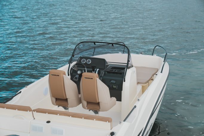 Vista trasera quicksilver 605 open. Se observa puesto de mando y solarium proa.