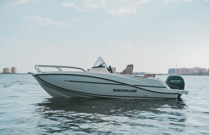 Imagen lateral quicksilver 605 open blanca.