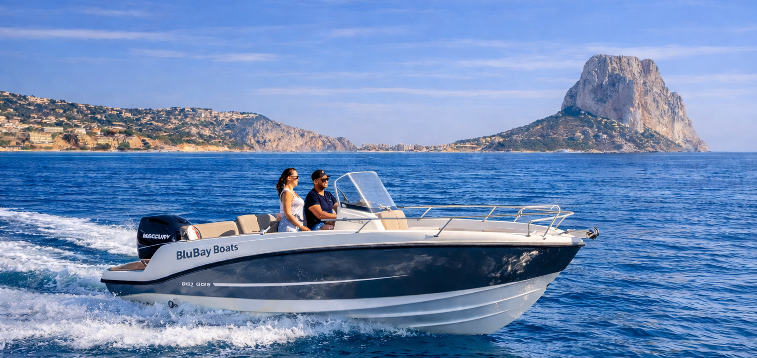 Blubay Boats navegando frente al Peñon de Ifach en la Costa Blanca